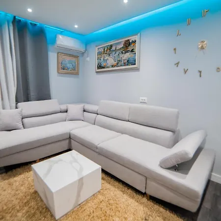 Luxury Near Center *